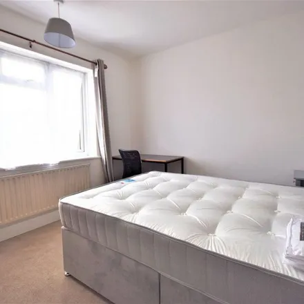 Image 4 - 69 Southway, Guildford, GU2 8DF, United Kingdom - Apartment for rent