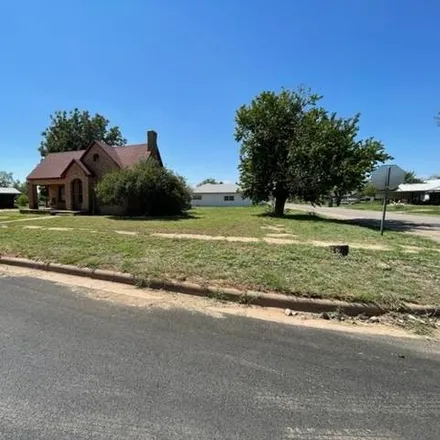 Image 2 - North 3rd Street, Crowell, Foard County, TX 79227, USA - House for sale