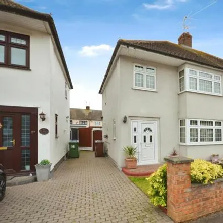 Buy this 3 bed duplex on Old Jenkins Close in Stanford-le-hope, Essex