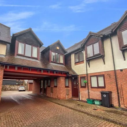 Rent this 3 bed townhouse on Jasmine Crescent in Monks Risborough, HP27 0AQ
