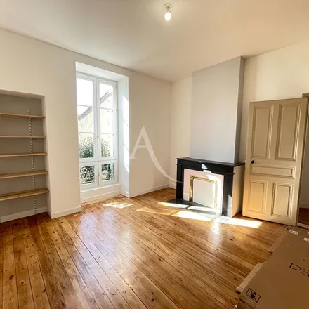 Rent this 3 bed apartment on 1 Place des Arènes in 30000 Nîmes, France