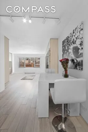 Image 4 - 220 East 60th Street, New York, NY 10022, USA - House for rent