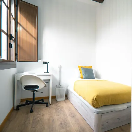 Rent this 5 bed room on Carrer Nou de la Rambla in 106, 08001 Barcelona