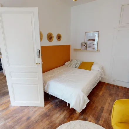 Image 2 - 18 Rue de la Sarra, 69600 Oullins, France - Apartment for rent