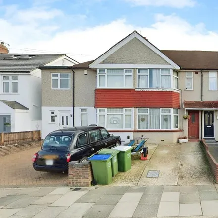 Rent this 3 bed townhouse on 30 Crofton Avenue in Hurst, London