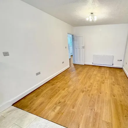 Image 4 - Ash Grove, London, TW5 9DX, United Kingdom - House for rent