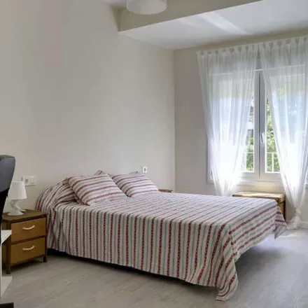 Rent this 3 bed apartment on Calle Arzobispo Apaolaza in 37-39, 50005 Zaragoza
