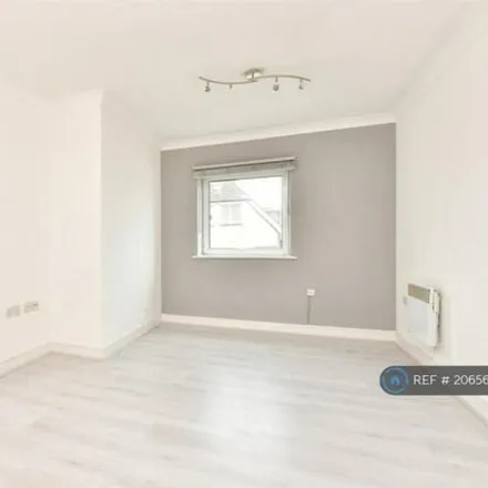 Image 4 - 2 Rosehill Avenue, London, SM1 3HG, United Kingdom - Apartment for rent