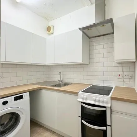 Image 3 - Highlands Avenue, London, W3 6HA, United Kingdom - Apartment for rent