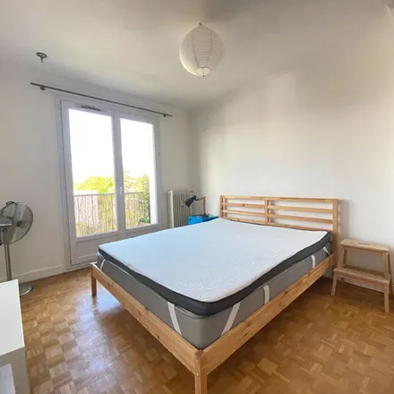 Rent this 3 bed apartment on 8 Rue René Barthélémy in 92260 Fontenay-aux-Roses, France