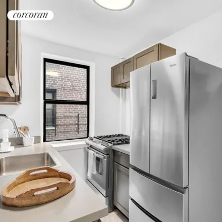 Image 5 - 2830 Briggs Avenue, New York, NY 10458, USA - Apartment for sale