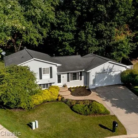 Image 2 - 2013 Pauls Way, Commerce Township, MI 48390, USA - House for sale