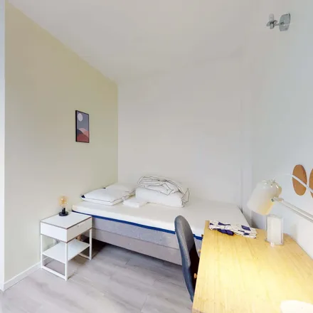 Rent this 7 bed room on 56 Avenue Franklin Roosevelt in 92150 Suresnes, France