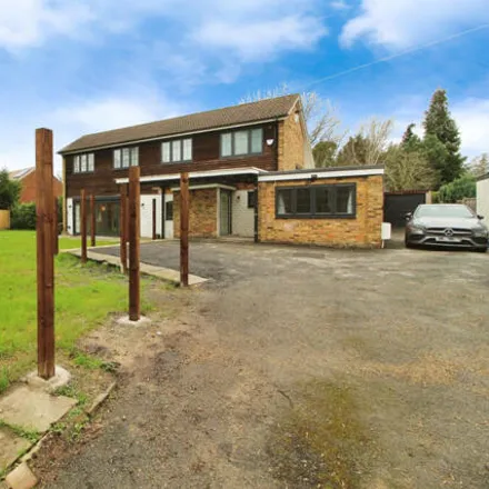 Rent this 6 bed house on High Road Eastcote in London, HA5 2EY