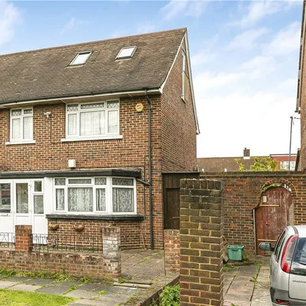 Rent this 4 bed townhouse on Birch Walk in Lonesome, London