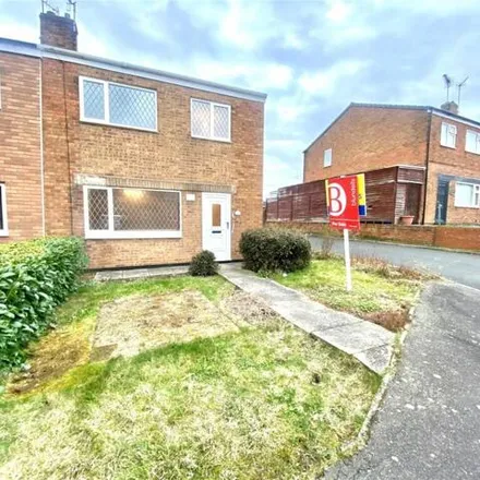 Buy this 3 bed duplex on Paisley Close in Middlecroft, S43 3NT