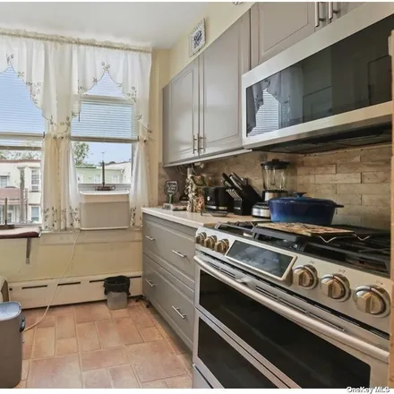 Image 3 - 74-10 62nd Street, New York, NY 11385, USA - House for rent