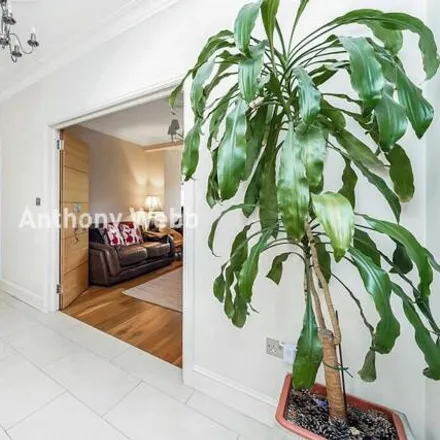 Image 3 - 54 Broadfields Avenue, Winchmore Hill, London, N21 1AG, United Kingdom - Duplex for sale