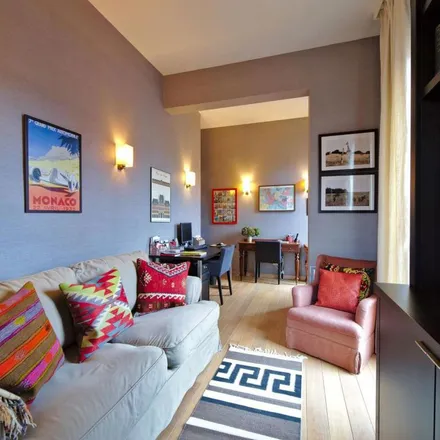 Rent this 4 bed apartment on Caserne Prince Albert - Prins Albertkazerne in Rue des Petits Carmes - Karmelietenstraat, 1000 Brussels