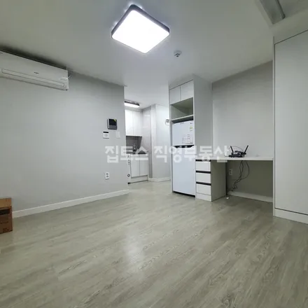 Rent this studio apartment on 서울특별시 관악구 봉천동 1529-39