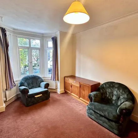 Rent this 6 bed townhouse on 23 Western Road in Grandpont, Oxford