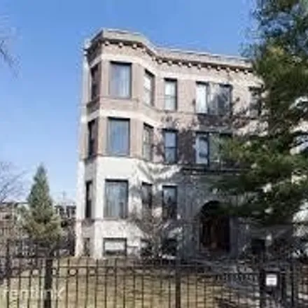 Rent this 3 bed apartment on 4051-4053 North Kenmore Avenue in Chicago, IL 60613