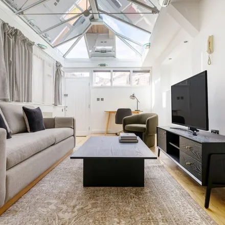 Rent this 2 bed apartment on Vanmoof in Shorts Gardens, London