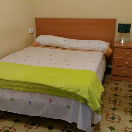 Rent this 4 bed room on El Ñaño. Caminito a Guayaquil in Carrer d'Aragó, 08001 Barcelona