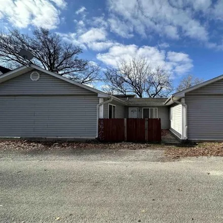 Buy this studio house on 664 West College Street in Carbondale, IL 62901