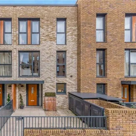 Image 1 - Cleveley Court, Ashton Reach, London, SE16 7DR, United Kingdom - Townhouse for sale