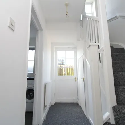 Image 3 - Amblecote Meadows, London, SE12 9TA, United Kingdom - Apartment for rent