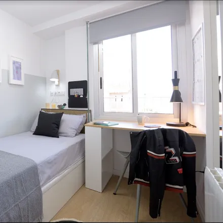 Rent this 5 bed room on Mercadona in Carrer de Rodríguez Cepeda, 44