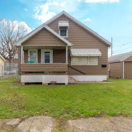 Buy this studio duplex on 145 Chicago Street in Fond du Lac, East Peoria