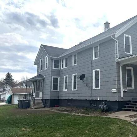 Buy this studio house on 823 Spring Ave in Sheboygan, Wisconsin