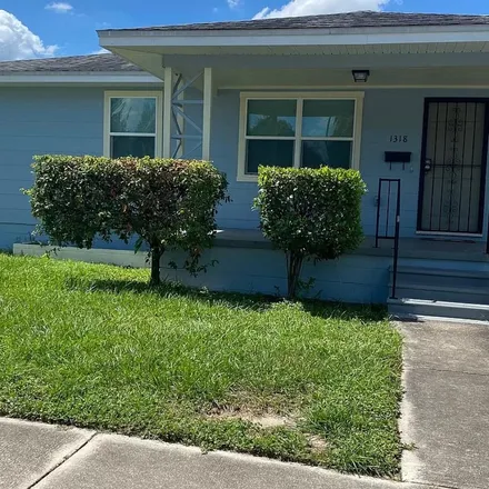 Rent this 1 bed apartment on Cypress Street @ Willow Avenue in West Cypress Street, Tampa
