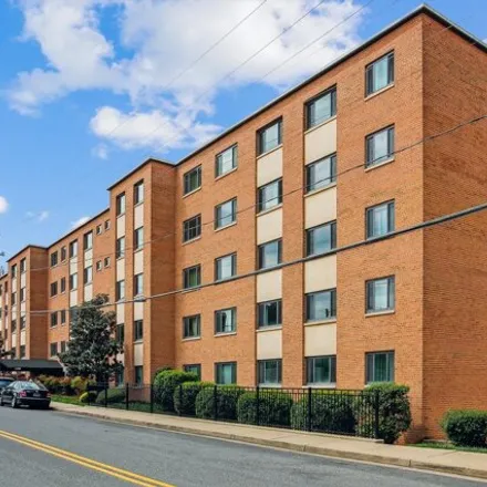 Buy this 1 bed condo on Cavendish Condominium Complex - Building 1300 in 1300 South Arlington Ridge Road, Arlington