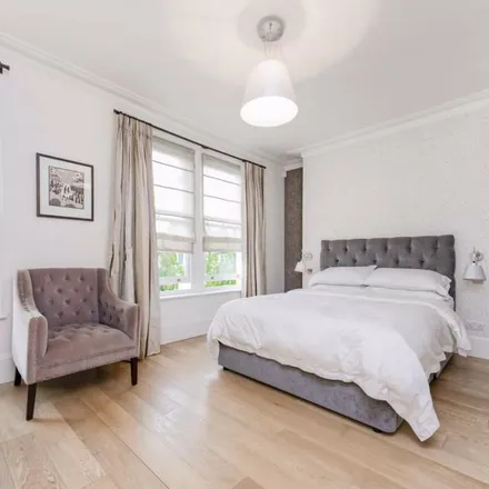 Rent this 4 bed apartment on 13 Cromwell Avenue in London, N6 5HP