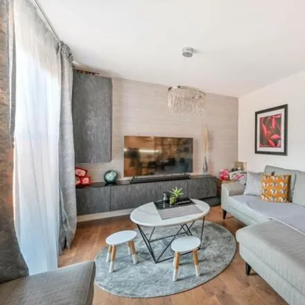 Buy this 2 bed apartment on Schoolhouse Lane in Londres, London