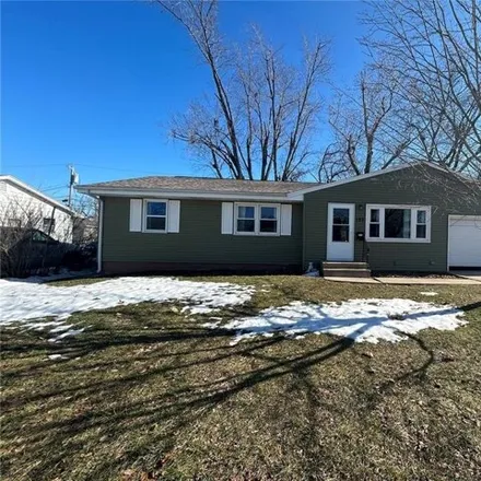 Buy this 5 bed house on 127 Wesley Drive Northwest in Cedar Rapids, IA 52405