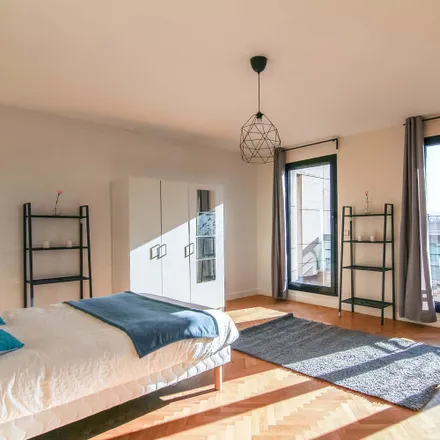 Rent this 5 bed room on 2 Avenue de l'Alsace-Lorraine in 92500 Rueil-Malmaison, France