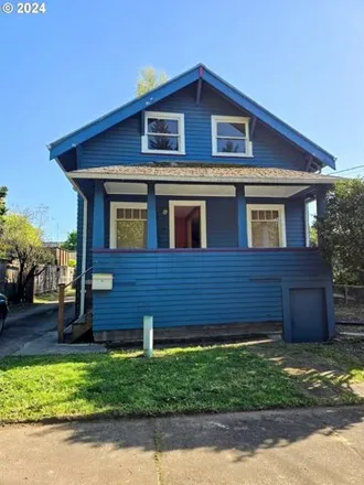 Buy this 3 bed house on 3660 Southeast Henderson Street in Portland, OR 97202