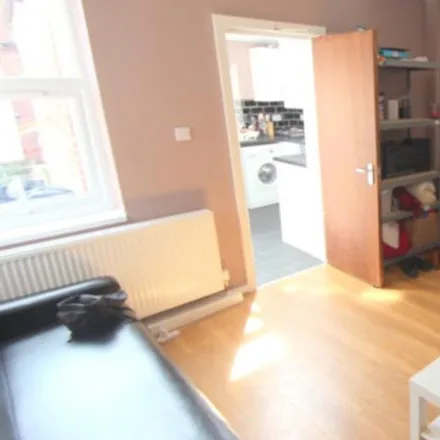 Image 1 - Back Ashville Grove, Leeds, LS6 1LX, United Kingdom - Townhouse for rent