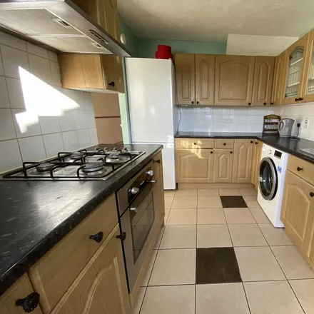 Rent this 3 bed townhouse on Coltsfoot Green in Luton, LU4 0XN