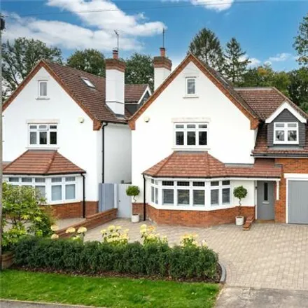 Buy this 5 bed house on Park Rise in Harpenden, AL5 3AH