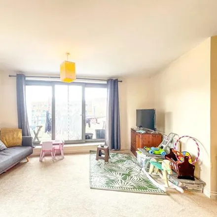 Image 4 - Ashleigh Court, Beechen Grove, Watford, WD17 2AD, United Kingdom - Apartment for sale