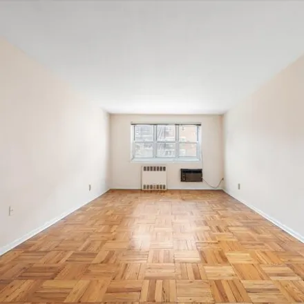 Image 3 - 88-12 151st Avenue, New York, NY 11414, USA - Apartment for sale