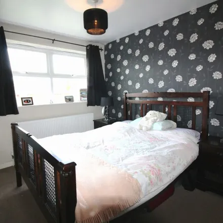 Image 5 - Holly Dell, Wythall, B38 0AG, United Kingdom - Apartment for rent