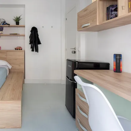 Rent this 4 bed room on Edifici Telefónica in Plaça de l'Ajuntament, 25