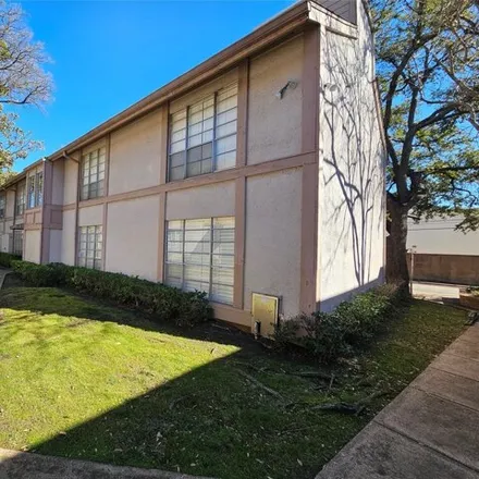 Image 1 - 10483 High Hollows Drive, Dallas, TX 75230, USA - House for rent