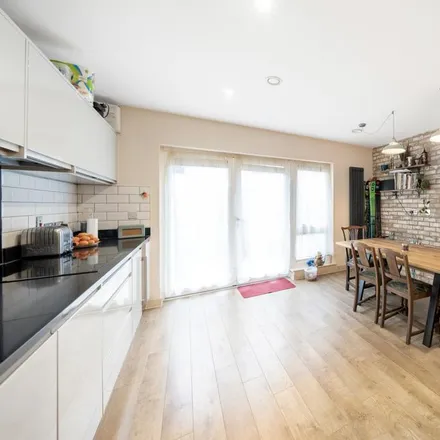 Rent this 3 bed townhouse on Benhill Road in London, SE5 7NH